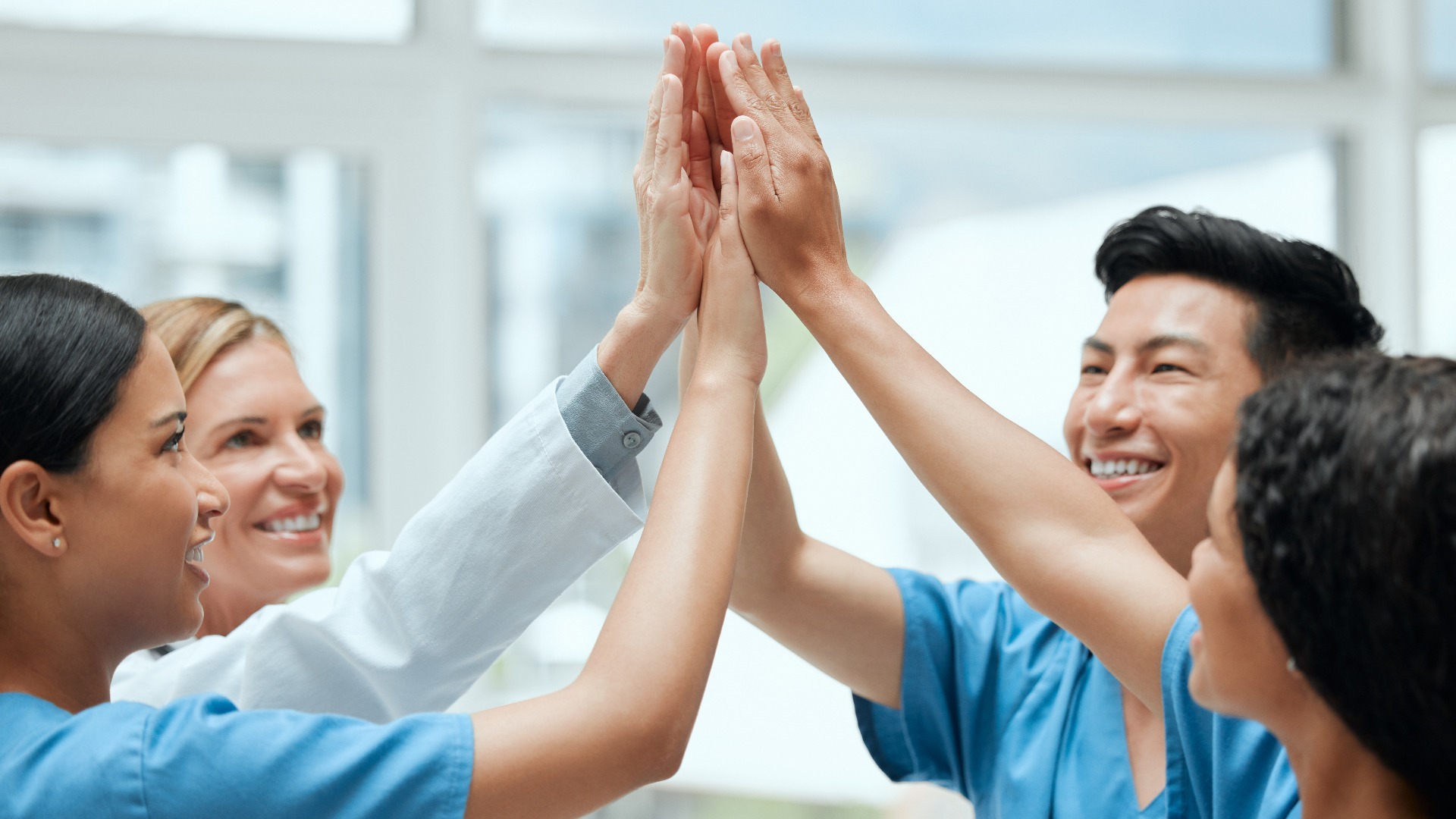 High Five, glücklich oder Ärzte mit medizinischem Erfolg bei der Feier von Operationsergebnissen im Krankenhaus mit Bonus. Teamarbeit, Gewinner oder lächelnde Krankenschwestern, die gemeinsam Ziele, Missionen oder Siege feiern