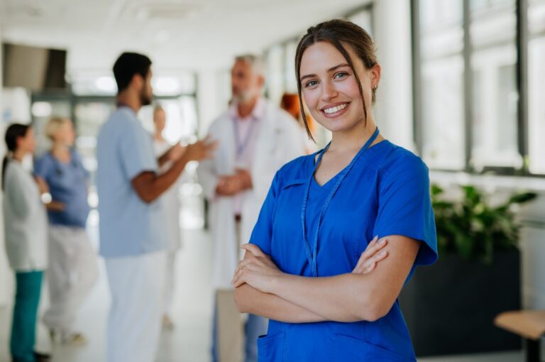 Bild von einer jungen Krankenschwester im Flur eines Krankenhauses.